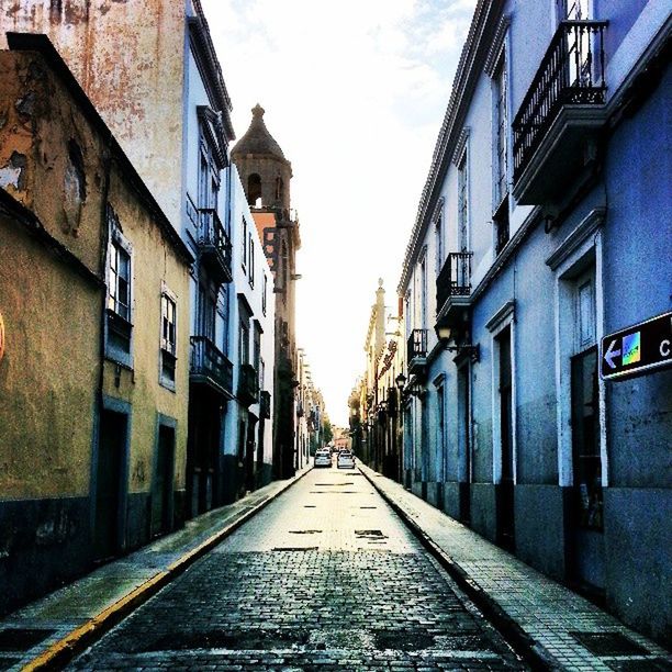 architecture, building exterior, built structure, the way forward, diminishing perspective, street, city, residential building, vanishing point, building, residential structure, alley, narrow, cobblestone, sky, transportation, residential district, outdoors, empty, day