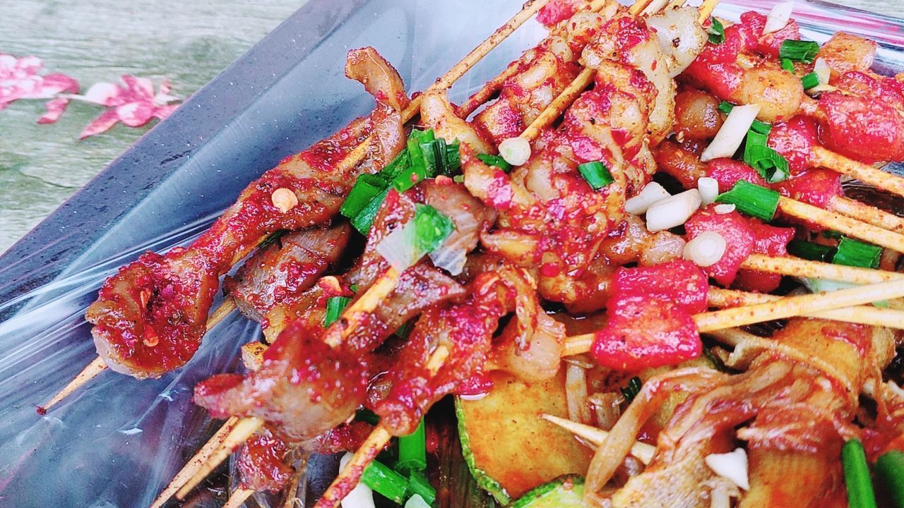 CLOSE-UP OF MEAT ON BARBECUE GRILL