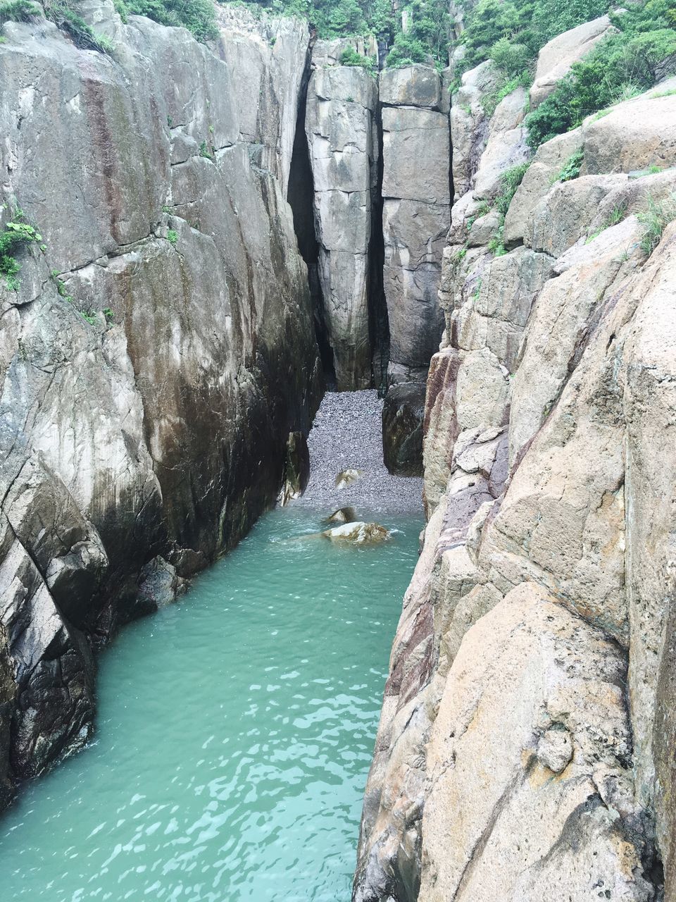 water, rock - object, rock formation, beauty in nature, nature, tranquility, scenics, tranquil scene, rock, cliff, sea, river, day, idyllic, tree, outdoors, high angle view, waterfront, tourism, travel