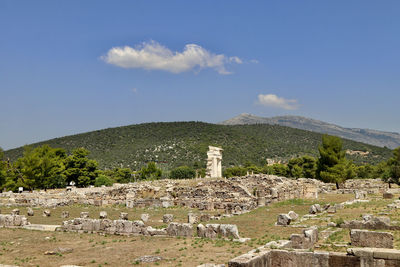 Ruins of building against cloudy sky