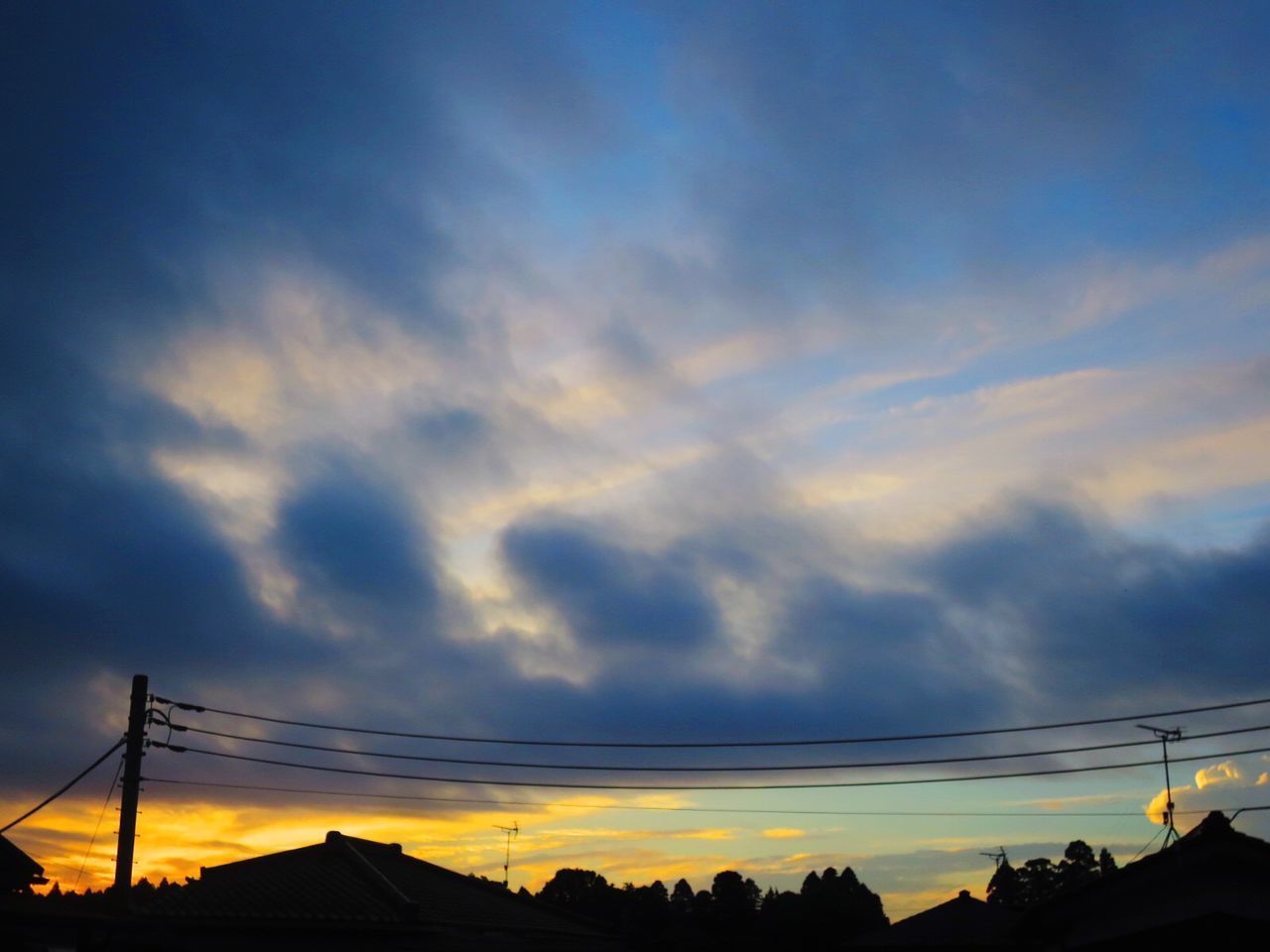 LOW ANGLE VIEW OF SILHOUETTE ELECTRICITY PYLONS AGAINST SKY