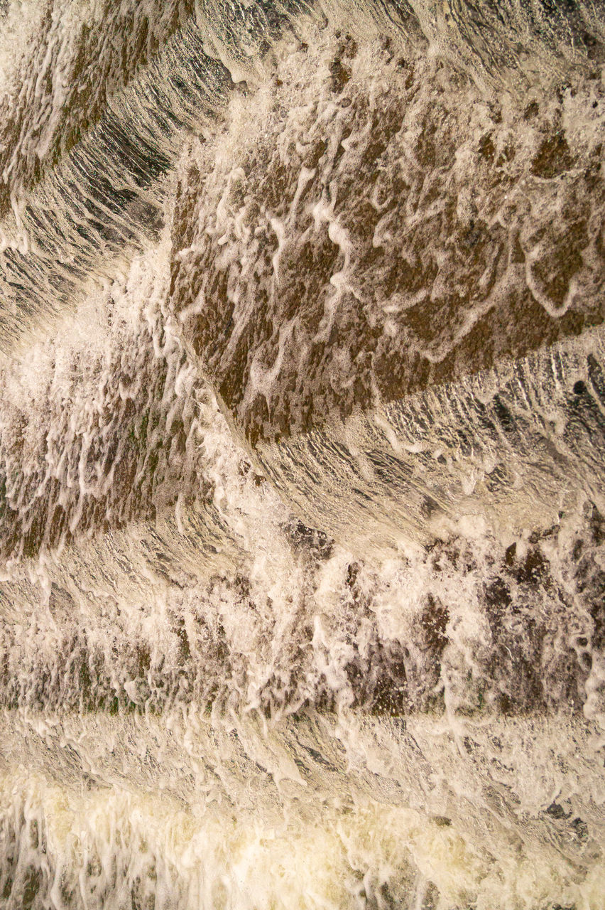 FULL FRAME SHOT OF ROCK IN SEA