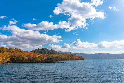 Lake towada utumn foliage scenery. towada-hachimantai national park in tohoku region. aomori, japan.