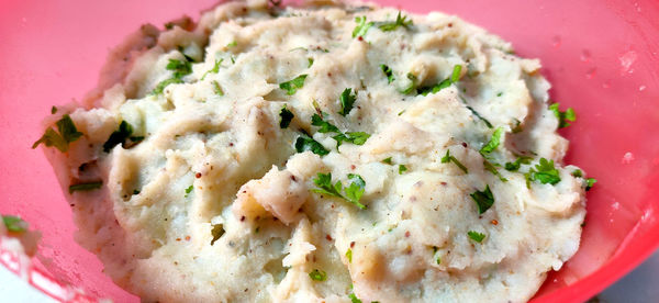 Closeup shot of tasty mashed potatoes in a pink plastic plate