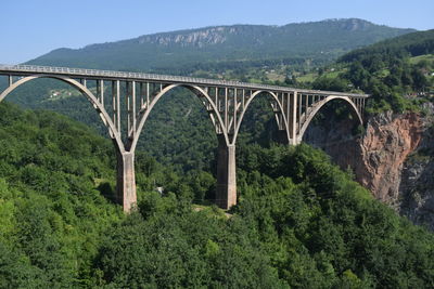 Arch bridge against sky