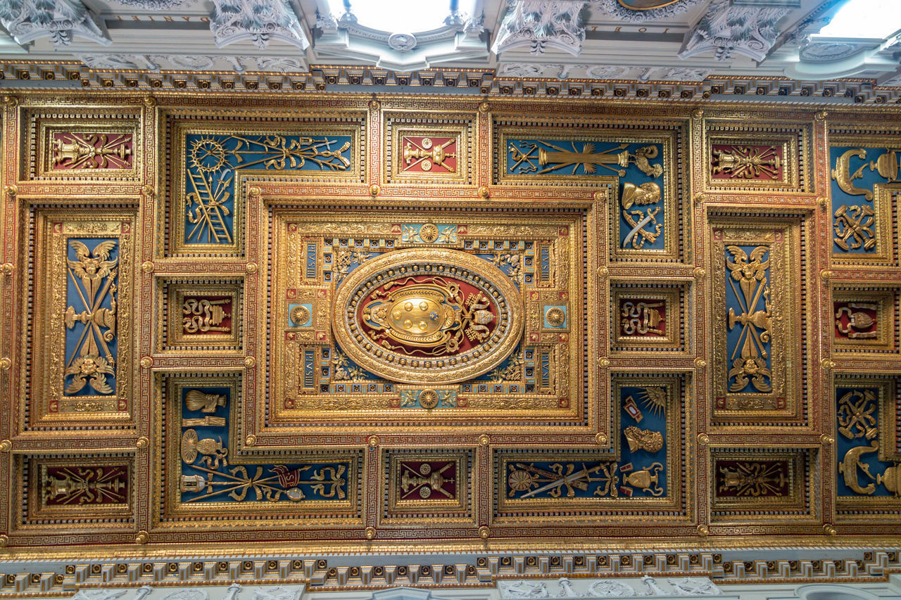 LOW ANGLE VIEW OF ORNATE CEILING IN BUILDING