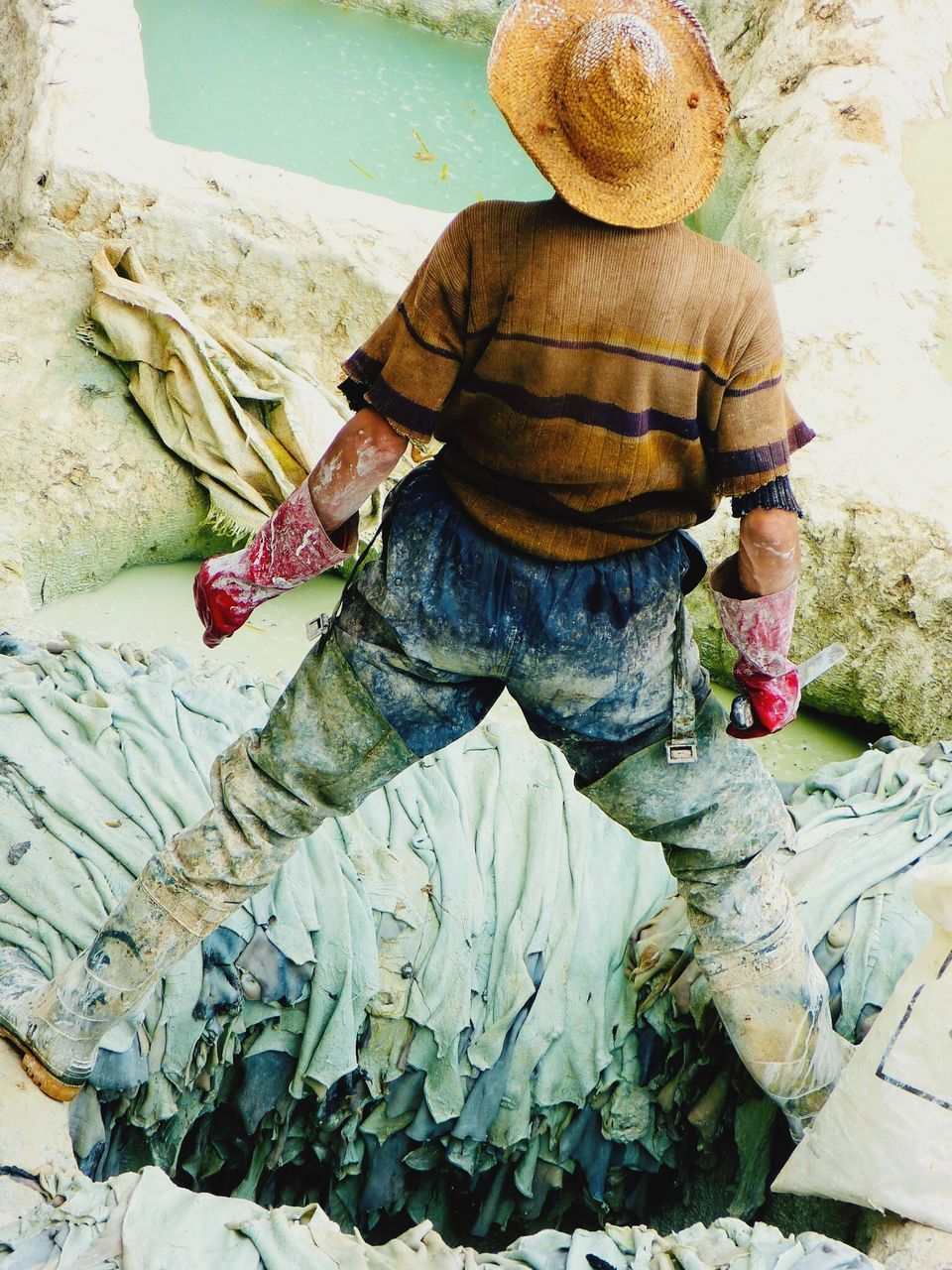 FULL LENGTH REAR VIEW OF MAN WORKING AT SHORE