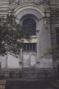 Building with trees in background