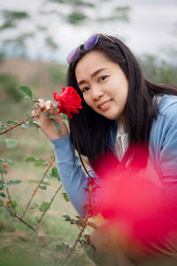 Portrait of young woman holding flowers