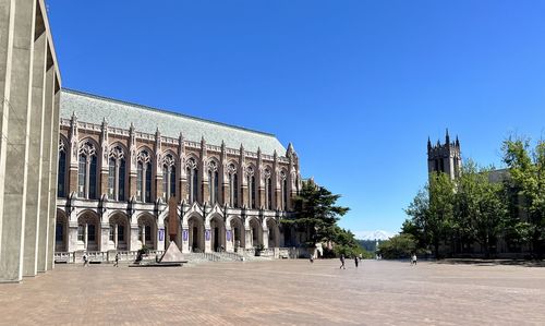 University of washington library with mount rainier in the background 