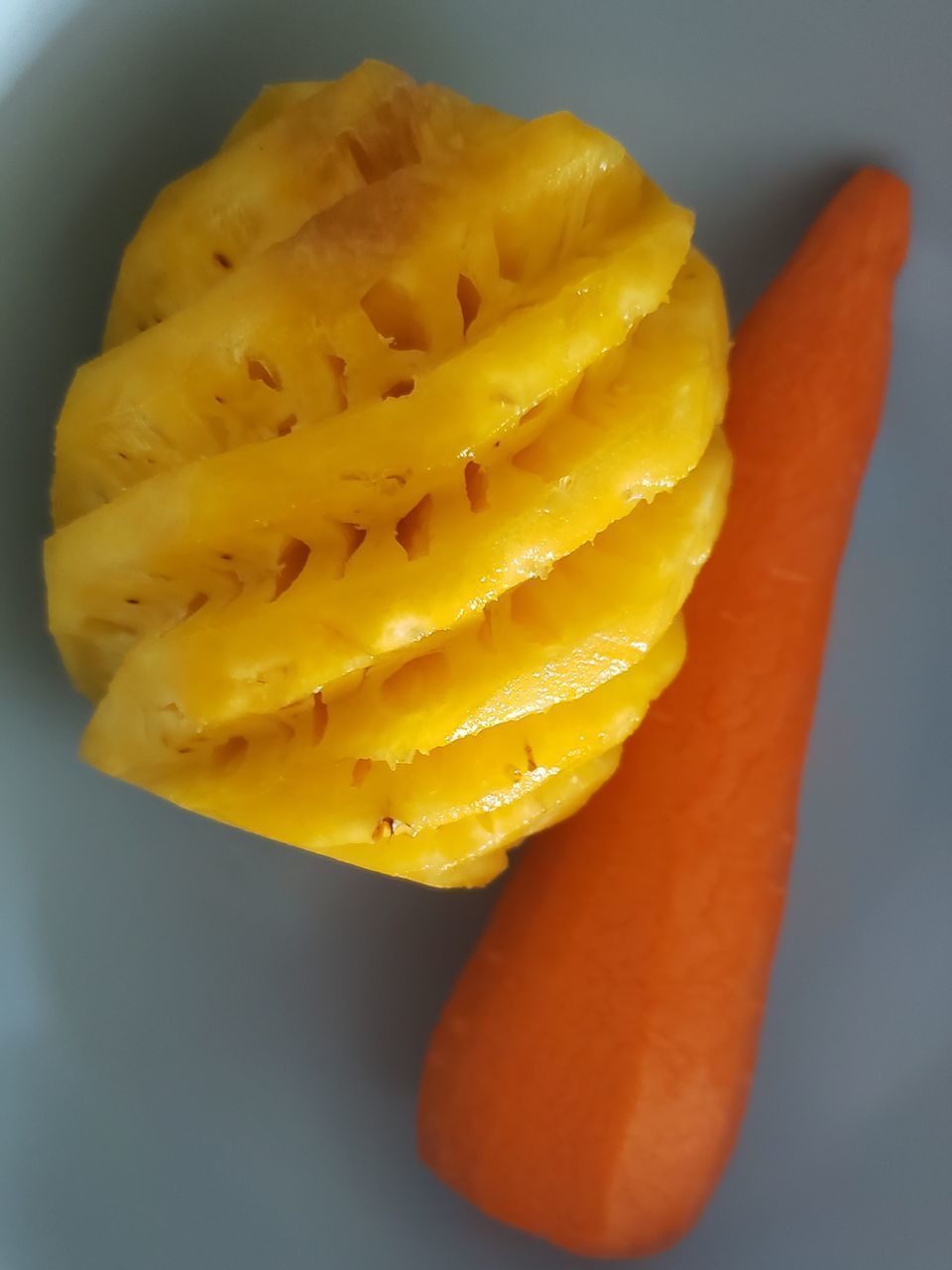 HIGH ANGLE VIEW OF ORANGE SLICE