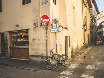 Bicycle sign on wall in city