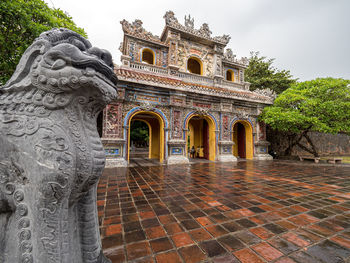 Statue of historic building against sky