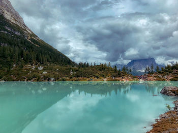 Panoramic view of lake and mountains against sky