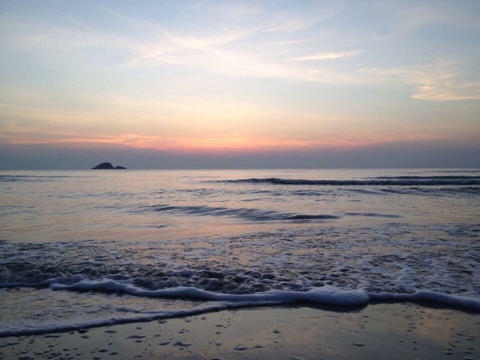 SCENIC VIEW OF SEA AGAINST SKY AT SUNSET