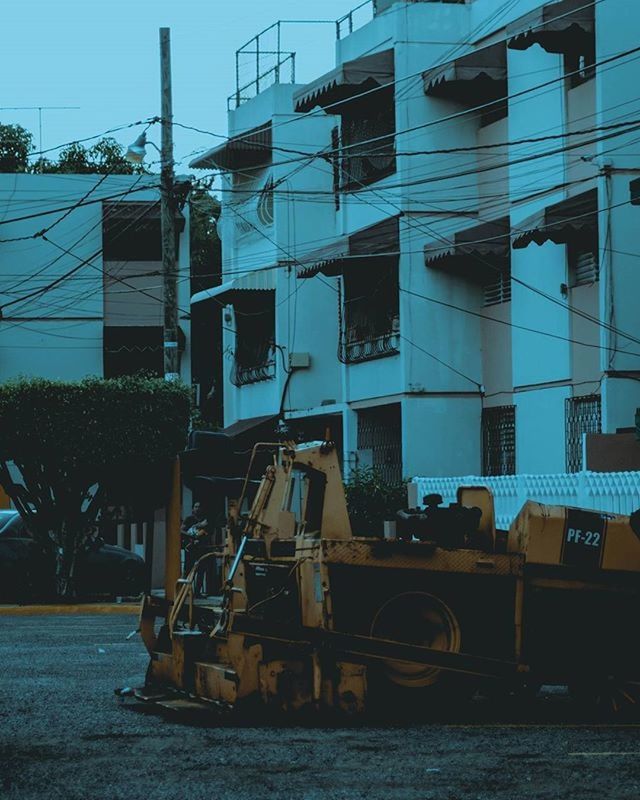 LOW ANGLE VIEW OF BUILDINGS AGAINST SKY