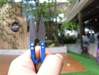 Trim fabric scissors hold