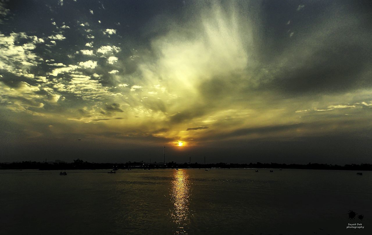 water, sunset, sky, scenics, waterfront, cloud - sky, tranquil scene, tranquility, reflection, beauty in nature, sea, silhouette, idyllic, nature, cloudy, cloud, sun, lake, river, dramatic sky