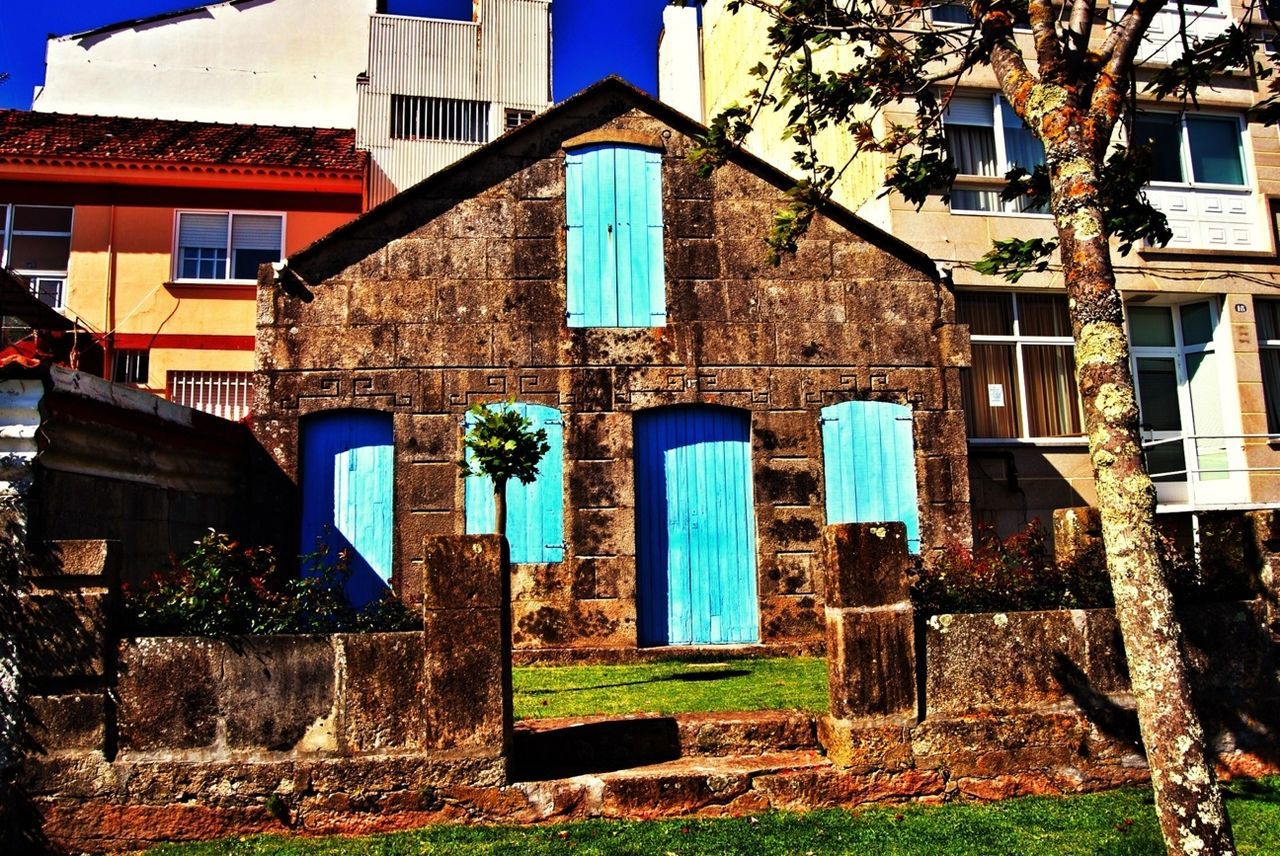 building exterior, architecture, built structure, house, blue, residential structure, residential building, abandoned, window, old, damaged, building, day, obsolete, tree, weathered, sky, outdoors, deterioration, no people