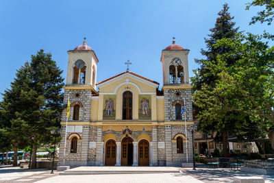 Kalavrita, greece, july 18, 2022. church in the village of kalavrita with the clock stopped 