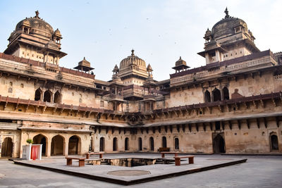 Beautiful view of orchha palace fort, raja mahal and chaturbhuj temple from jahangir mahal, orchha