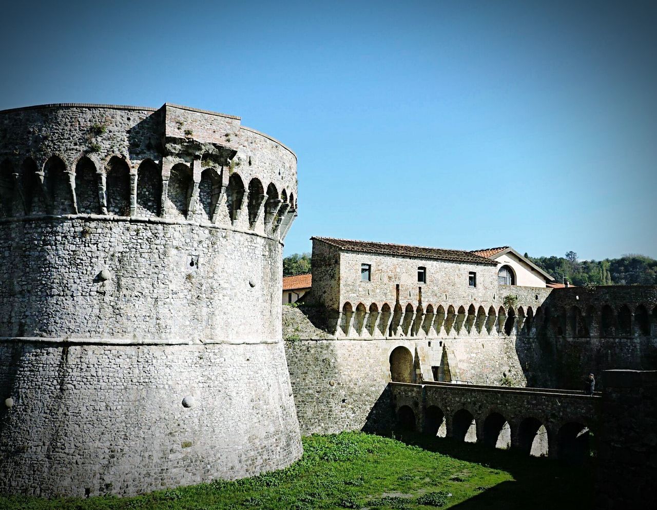 history, clear sky, architecture, sunlight, the past, travel destinations, built structure, tourism, no people, day, low angle view, outdoors, sky, fort, nature, ancient civilization