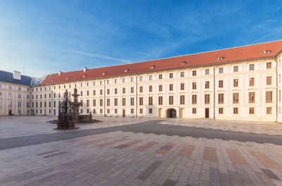 The second courtyard of prague castle with kohl fountain in the center.