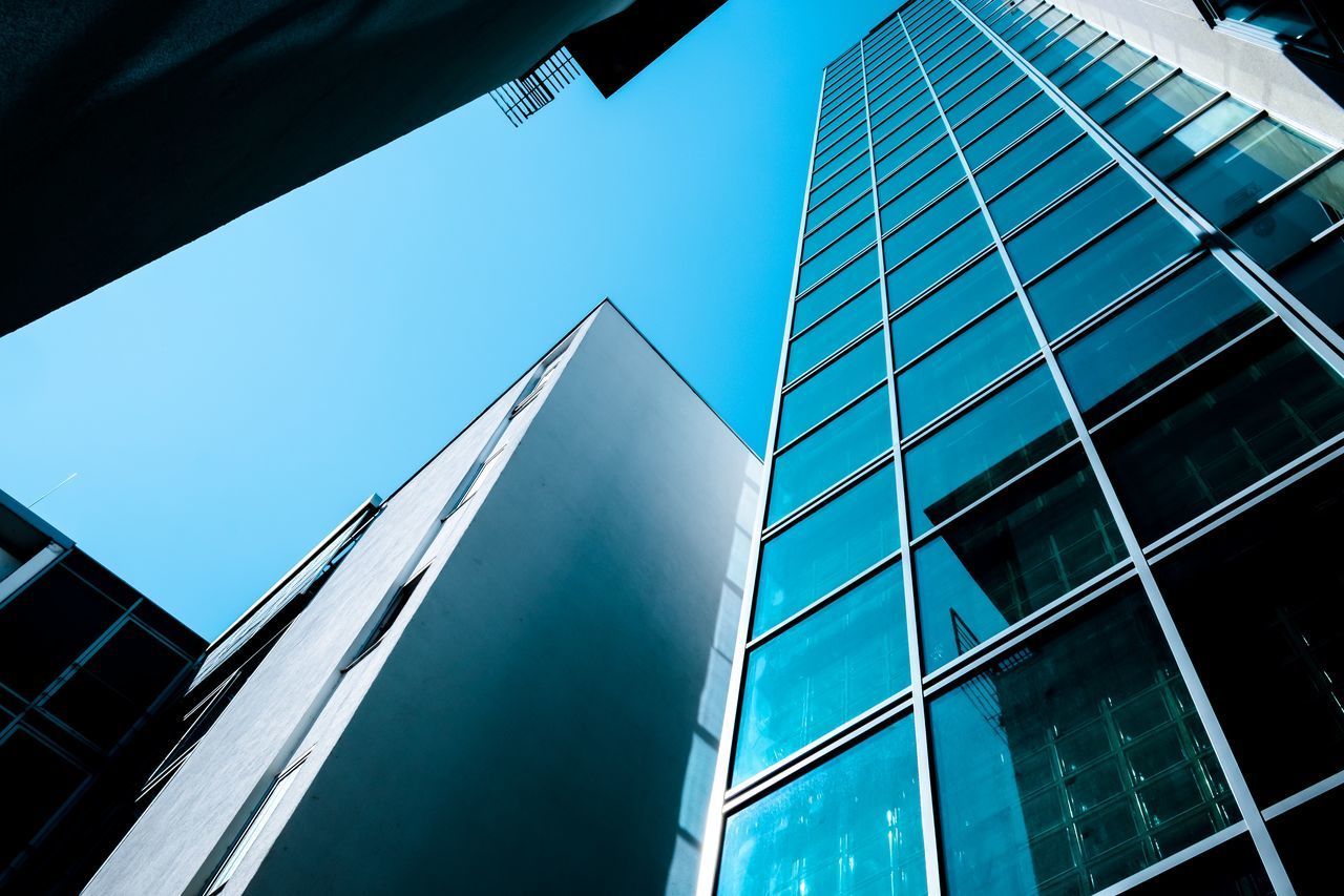 LOW ANGLE VIEW OF MODERN BUILDING AGAINST SKY