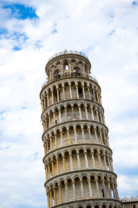 Leaning tower of pisa against cloudy sky