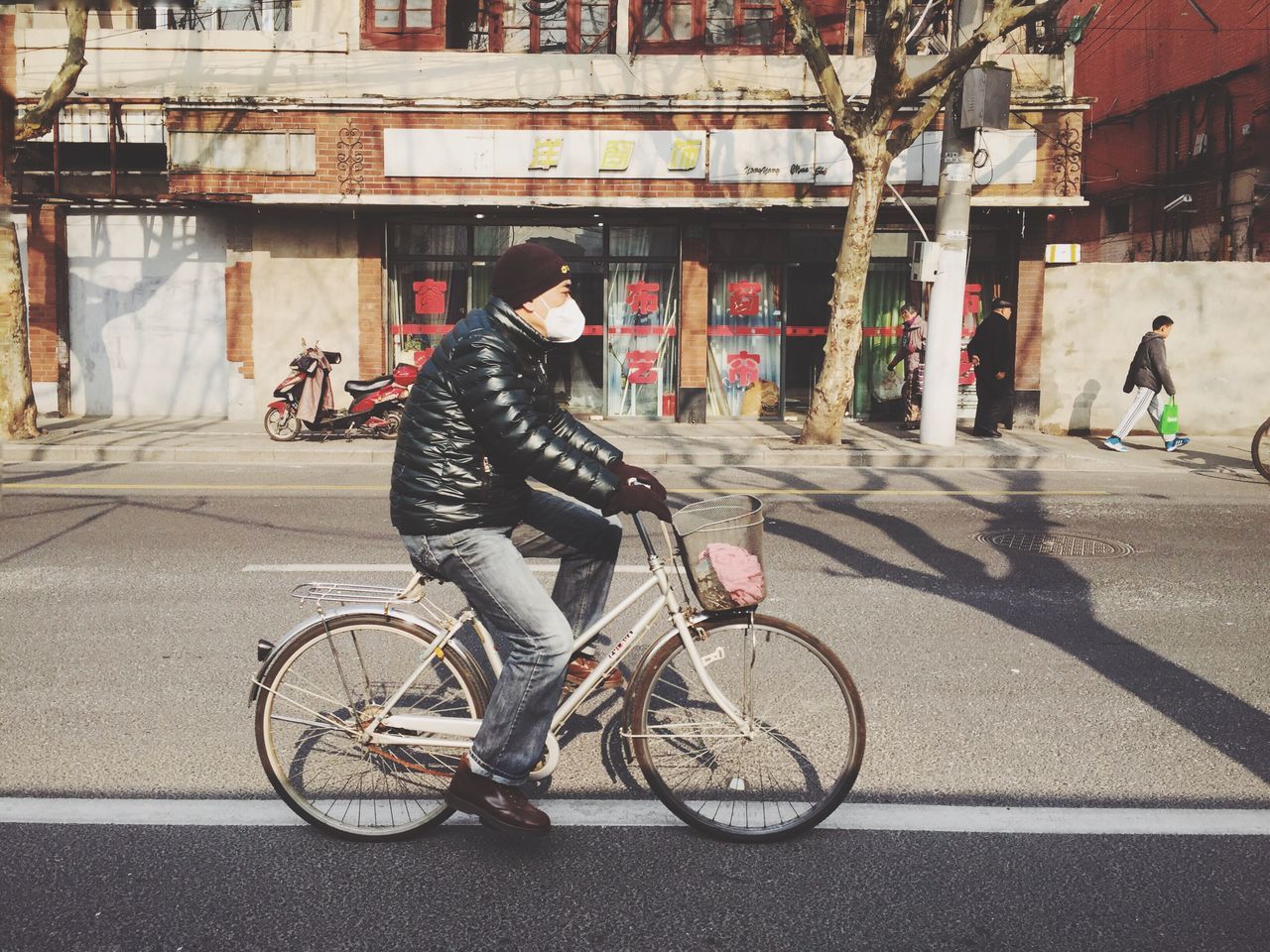 bicycle, transportation, land vehicle, mode of transport, street, building exterior, lifestyles, men, architecture, riding, leisure activity, built structure, city, cycling, parking, full length, city life, parked