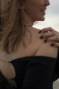 Close-up of a young woman with eyes closed in wolken-hain