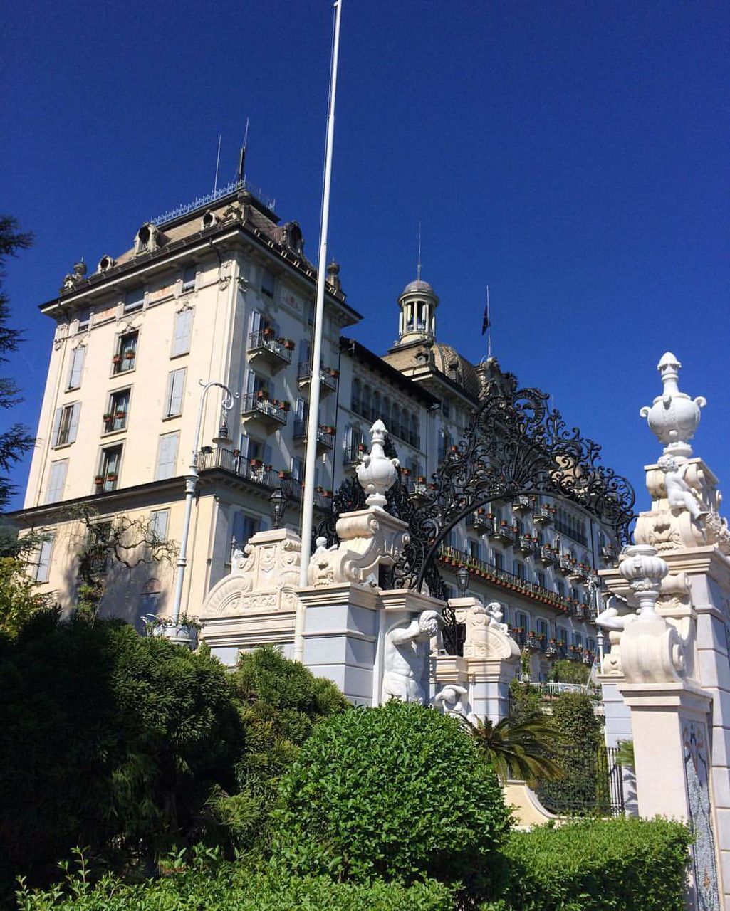 LOW ANGLE VIEW OF STATUE AGAINST BLUE SKY