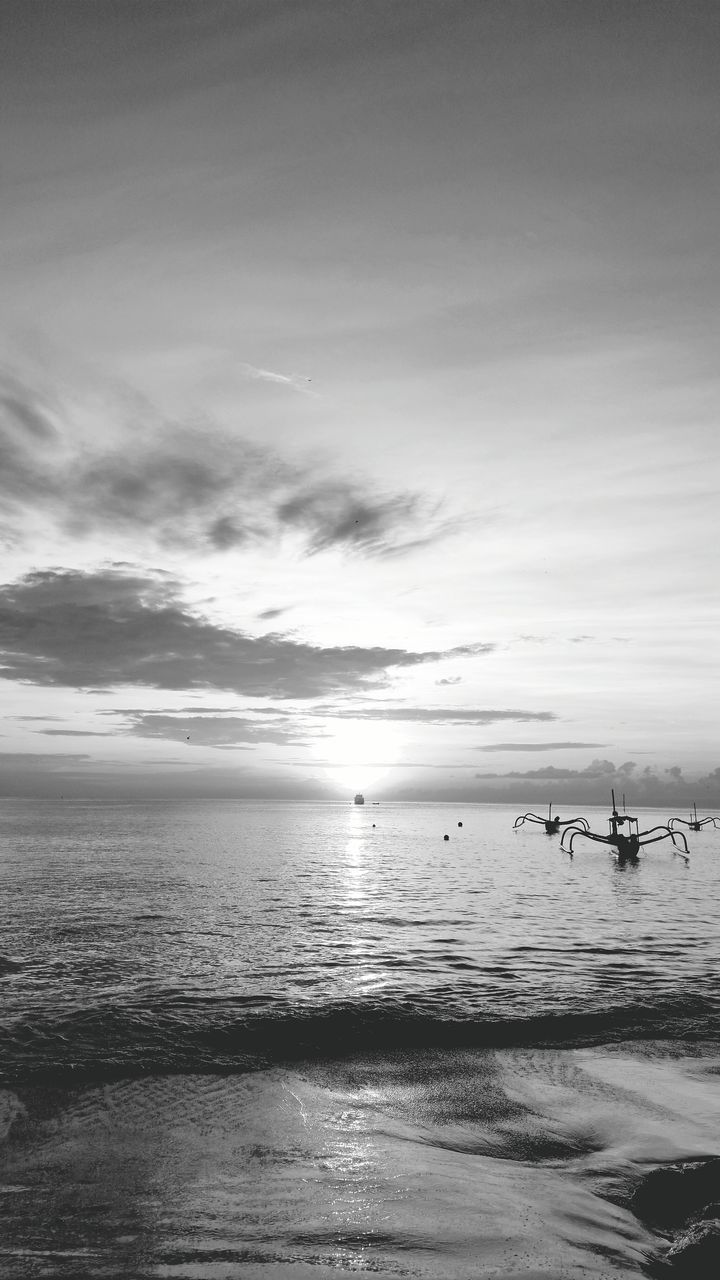 sea, horizon over water, water, sky, tranquil scene, scenics, tranquility, beach, beauty in nature, cloud - sky, nautical vessel, nature, shore, cloud, boat, idyllic, cloudy, transportation, calm, outdoors