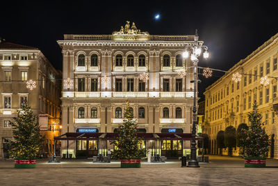 Piazza unità d'italia at night. atmospheric lights in trieste. italy