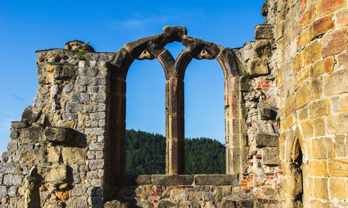 Old ruin building against sky