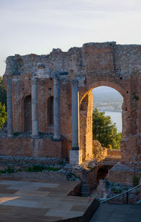 Old ruin building against sky
