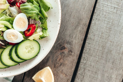 Healthy eating concept flat lay. mediterranean diet, plate with fresh green lettuce salad leaves