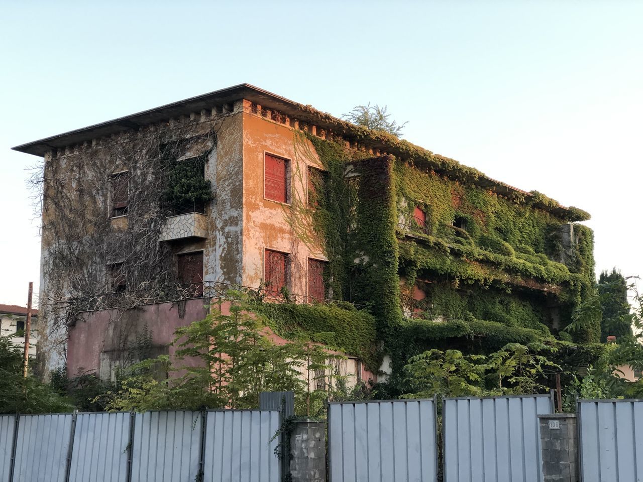 LOW ANGLE VIEW OF OLD BUILDING AGAINST SKY