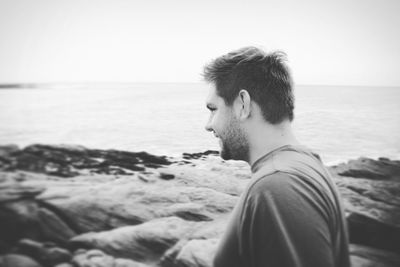 Close-up of mid adult man against sea