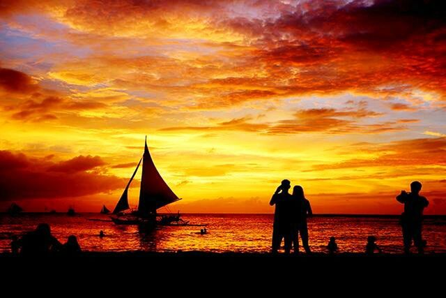 SILHOUETTE PEOPLE ON BEACH