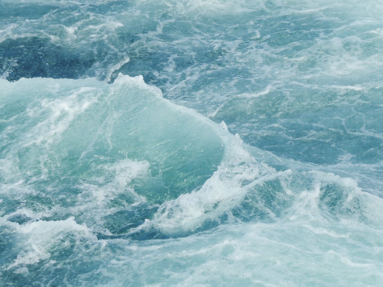 HIGH ANGLE VIEW OF SEA AND WAVES