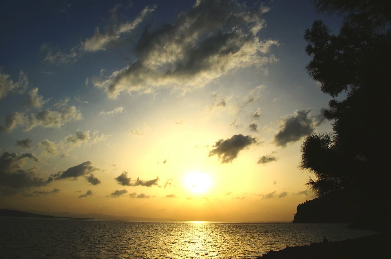 sunset, sea, scenics, tranquil scene, water, sky, tranquility, beauty in nature, sun, horizon over water, idyllic, nature, silhouette, cloud, cloud - sky, waterfront, reflection, orange color, sunlight, outdoors