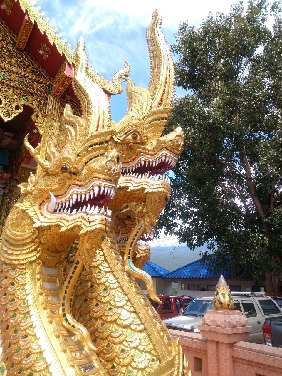 LOW ANGLE VIEW OF STATUE AGAINST TEMPLE BUILDING