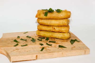 Close-up of chopped bread on cutting board