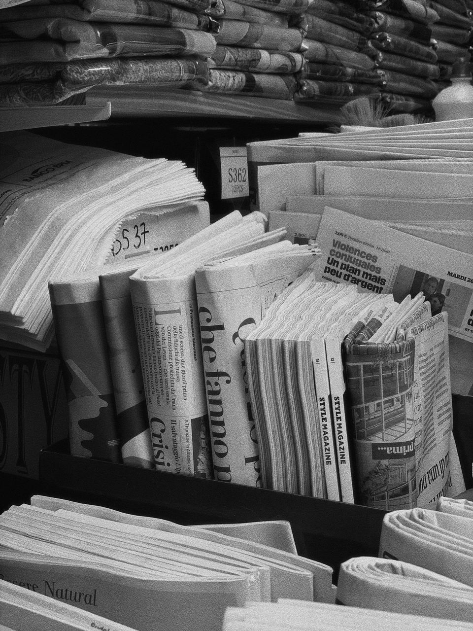 FULL FRAME SHOT OF BOOKS IN SHELF