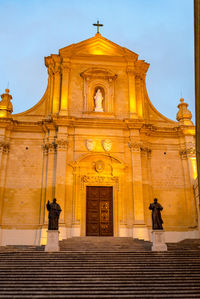 Statue of historic building against sky