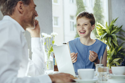 Businessman and businesswoman having a meeting in a cafe