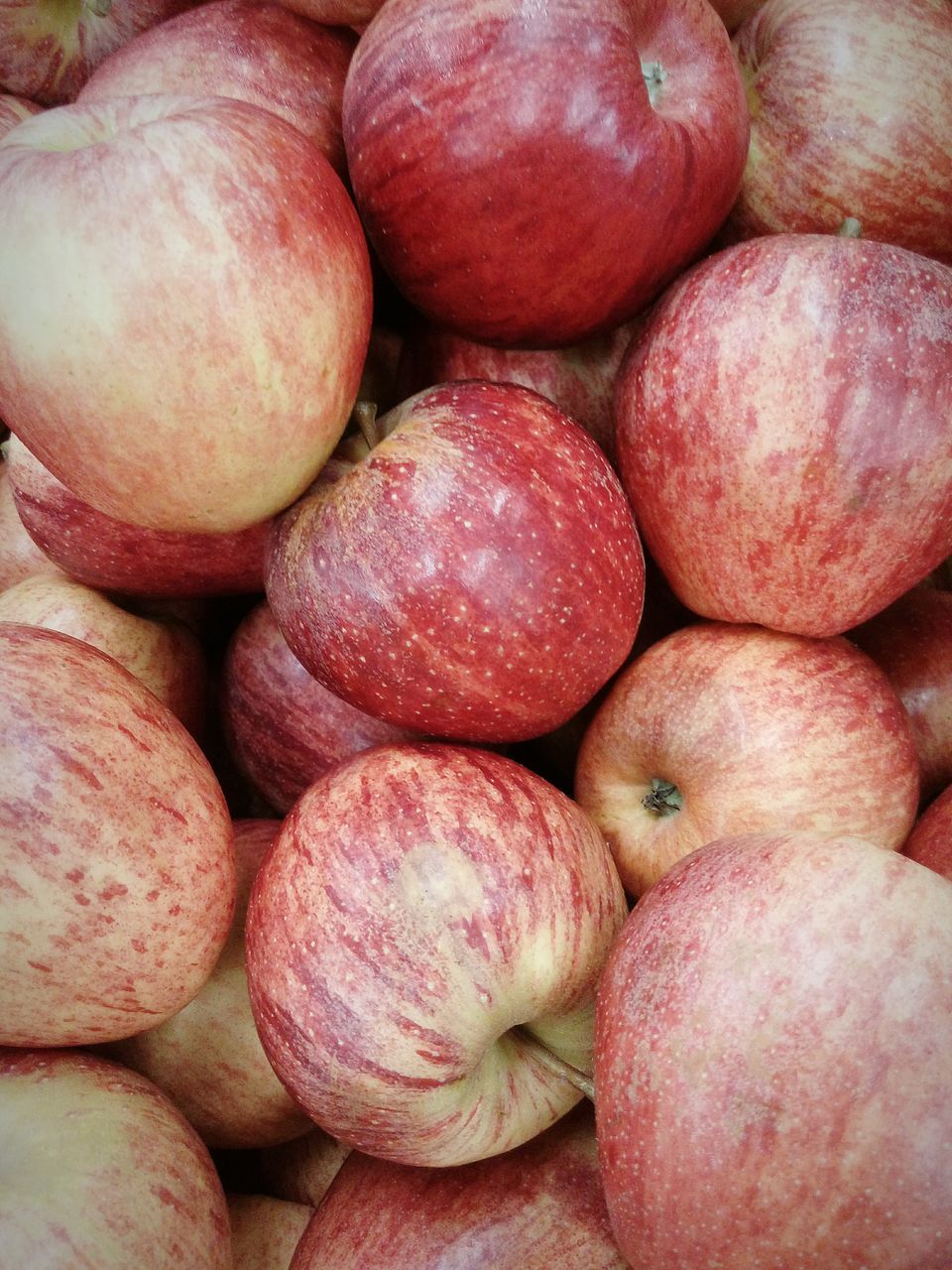 FULL FRAME SHOT OF APPLES FOR SALE