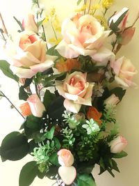 Close-up of white roses