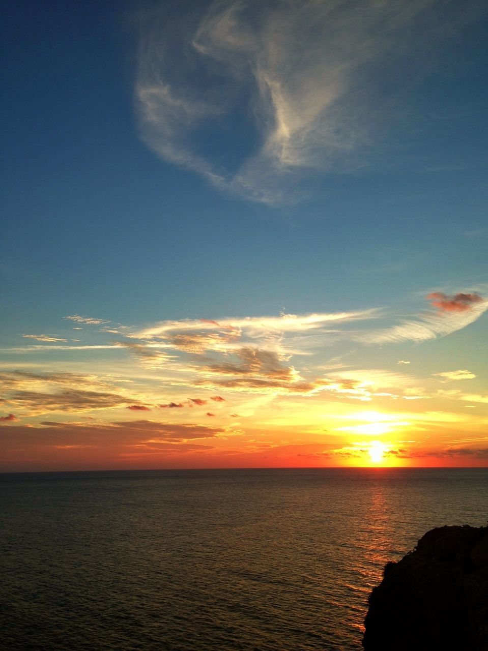 sea, horizon over water, sunset, water, tranquil scene, scenics, sky, tranquility, beauty in nature, sun, idyllic, waterfront, nature, orange color, cloud, cloud - sky, sunlight, rippled, seascape, reflection